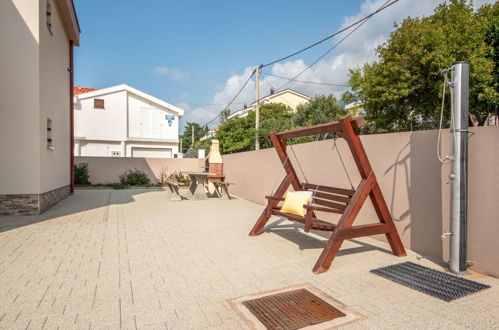 Photo 6 - Appartement de 2 chambres à Karlobag avec jardin et terrasse