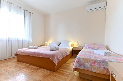 Foto 6 - Apartamento de 2 quartos em Starigrad com jardim e terraço