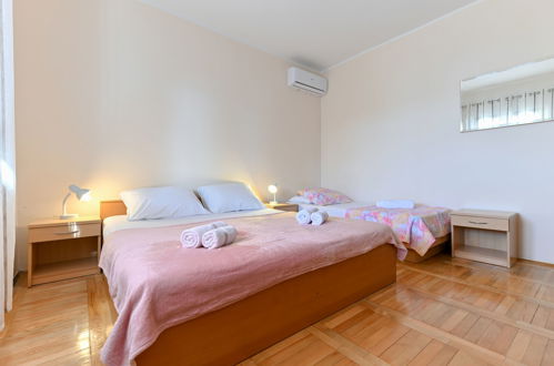 Foto 5 - Appartamento con 2 camere da letto a Starigrad con giardino e terrazza