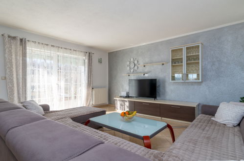 Foto 10 - Casa con 4 camere da letto a Prolozac con piscina privata e giardino