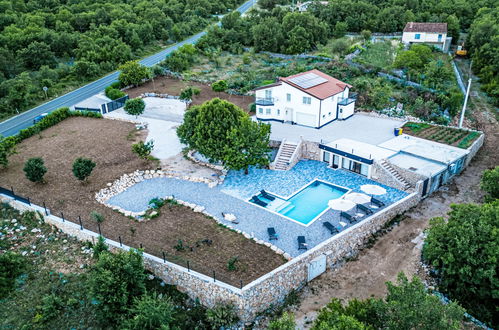 Foto 33 - Casa de 4 quartos em Proložac com piscina privada e jardim