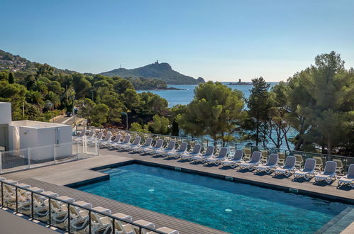 Foto 1 - Apartamento de 1 habitación en Saint-Raphaël con piscina y vistas al mar