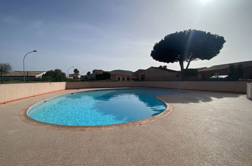 Foto 2 - Casa de 1 habitación en Bormes-les-Mimosas con piscina y vistas al mar