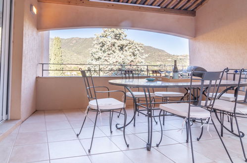 Photo 3 - Maison de 3 chambres à Le Lavandou avec terrasse et vues à la mer