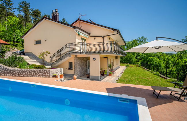 Casa de 3 quartos em Klana com piscina privada e jardim - Foto 1