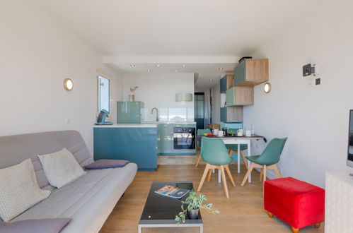 Foto 3 - Apartamento de 1 habitación en Roquebrune-sur-Argens con piscina y vistas al mar