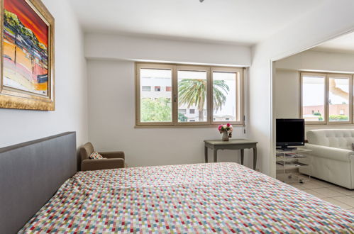 Foto 11 - Apartamento de 1 habitación en Le Lavandou con vistas al mar