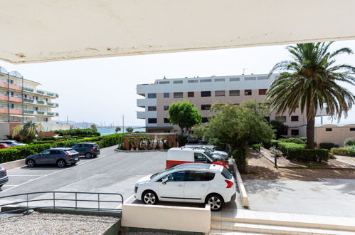 Foto 15 - Apartment mit 1 Schlafzimmer in Le Lavandou mit blick aufs meer