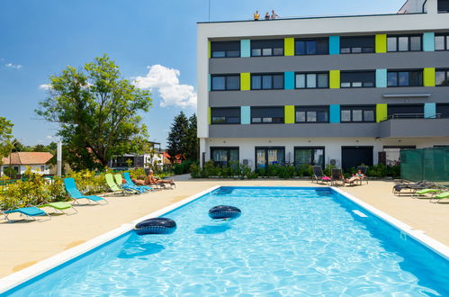 Foto 1 - Apartamento de 1 quarto em Balatonföldvár com piscina e jardim