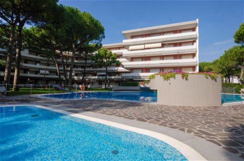 Foto 16 - Appartamento con 1 camera da letto a Lignano Sabbiadoro con piscina e vista mare