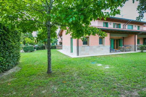 Photo 2 - Maison de 2 chambres à Lignano Sabbiadoro avec piscine et jardin