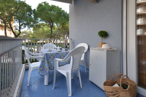 Photo 3 - Appartement de 1 chambre à Lignano Sabbiadoro avec piscine et jardin