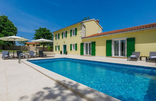 Casa de 5 quartos em Tinjan com piscina privada e jardim - Foto 1