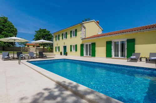 Foto 1 - Casa con 4 camere da letto a Tinjan con piscina privata e vista mare