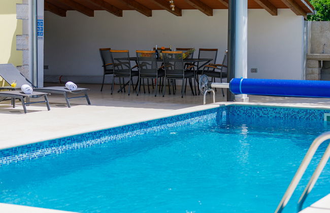 Casa de 5 quartos em Tinjan com piscina privada e jardim - Foto 11
