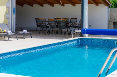 Foto 11 - Casa con 4 camere da letto a Tinjan con piscina privata e vista mare