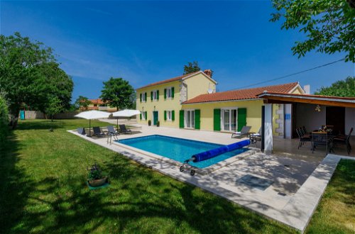 Foto 10 - Casa con 4 camere da letto a Tinjan con piscina privata e vista mare