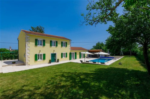 Foto 5 - Casa con 4 camere da letto a Tinjan con piscina privata e vista mare