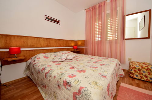 Foto 16 - Appartamento con 3 camere da letto a Okrug con piscina e terrazza