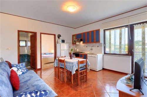 Foto 6 - Appartamento con 2 camere da letto a Poreč con piscina e vista mare