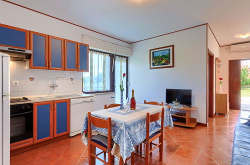 Photo 8 - 2 bedroom Apartment in Poreč with swimming pool and sea view