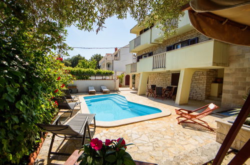Foto 5 - Casa de 5 quartos em Supetar com piscina privada e vistas do mar
