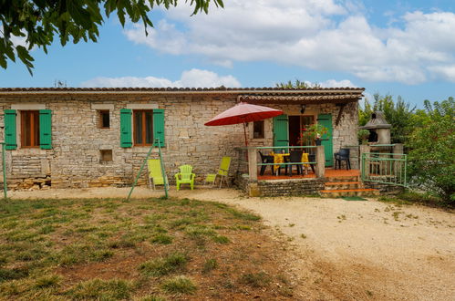 Photo 1 - Maison de 2 chambres à Barjac avec jardin et terrasse