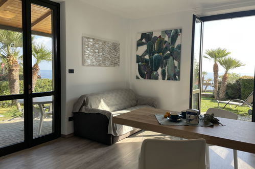 Foto 6 - Apartment mit 1 Schlafzimmer in Cipressa mit schwimmbad und blick aufs meer