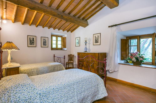 Photo 33 - 2 bedroom Apartment in Castellina in Chianti with swimming pool and garden