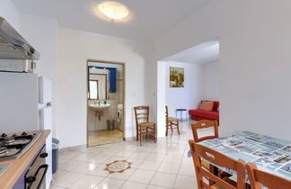 Photo 3 - 2 bedroom Apartment in Rovinj with swimming pool and sea view