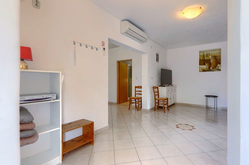 Foto 10 - Appartamento con 2 camere da letto a Rovinj con piscina e vista mare