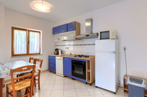 Photo 4 - 2 bedroom Apartment in Rovinj with swimming pool and garden