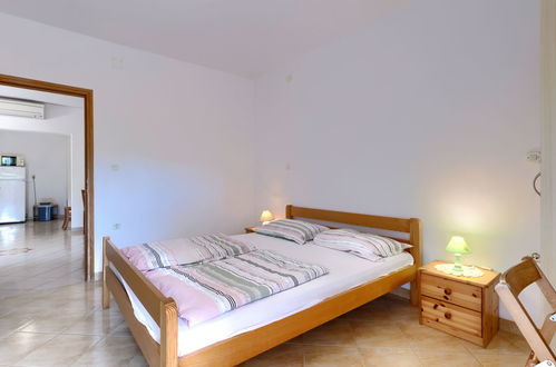 Foto 15 - Appartamento con 2 camere da letto a Rovinj con piscina e vista mare