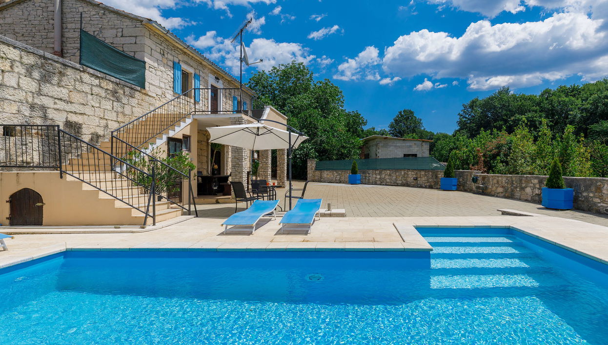 Casa de 4 quartos em Pazin com piscina privada e terraço - Foto 1