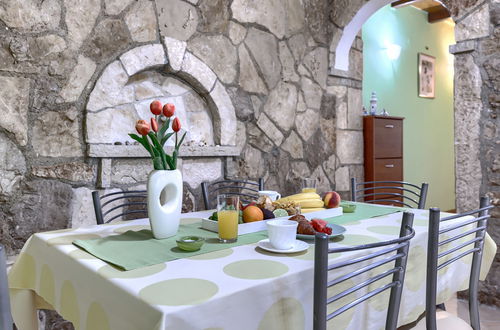 Photo 12 - 2 bedroom House in Pićan with private pool and garden
