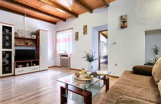 Photo 2 - Maison de 2 chambres à Pićan avec piscine privée et jardin