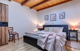 Photo 2 - Maison de 2 chambres à Pićan avec piscine privée et jardin