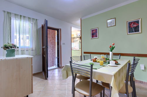 Photo 11 - 2 bedroom House in Pićan with private pool and garden