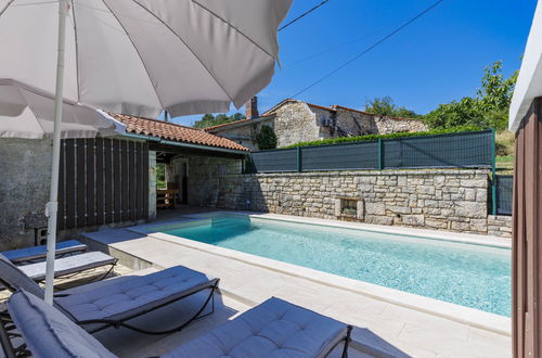 Photo 24 - 2 bedroom House in Pićan with private pool and garden