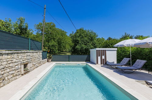 Photo 23 - 2 bedroom House in Pićan with private pool and garden