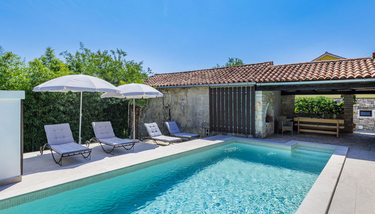 Photo 1 - Maison de 2 chambres à Pićan avec piscine privée et jardin
