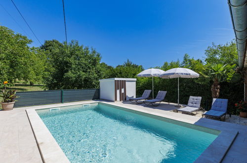 Photo 4 - 2 bedroom House in Pićan with private pool and garden