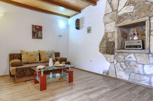 Photo 9 - 2 bedroom House in Pićan with private pool and garden