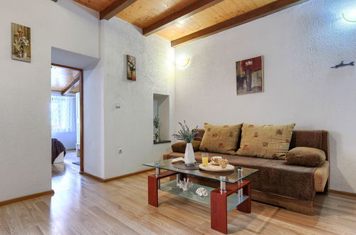 Photo 8 - 2 bedroom House in Pićan with private pool and garden