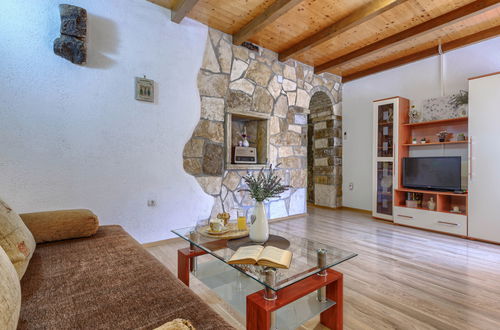 Photo 6 - 2 bedroom House in Pićan with private pool and garden