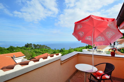 Foto 2 - Apartamento de 2 quartos em Opatija com piscina e vistas do mar