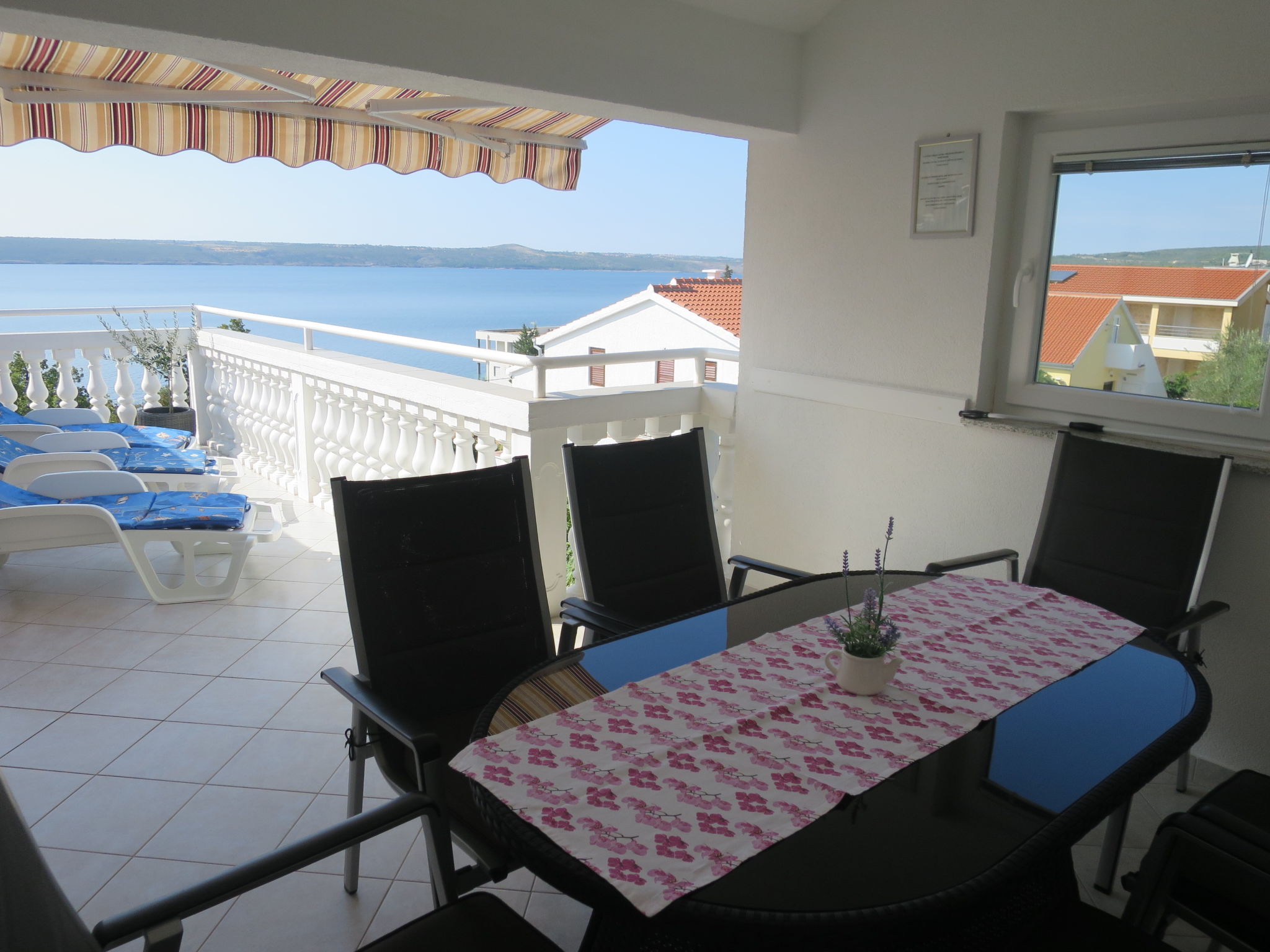 Foto 2 - Apartamento de 2 quartos em Jasenice com terraço e vistas do mar
