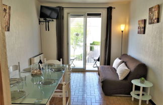 Foto 2 - Appartamento con 2 camere da letto a Narbonne con vista mare