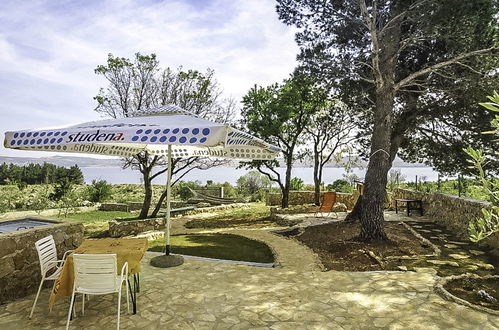 Photo 2 - Maison de 2 chambres à Starigrad avec jardin et terrasse