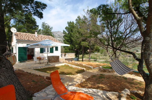 Photo 3 - Maison de 2 chambres à Starigrad avec jardin et vues à la mer